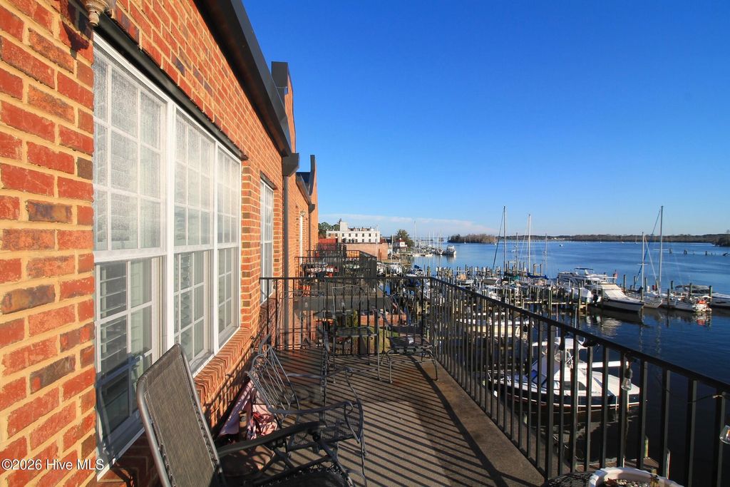 Photo of 423 W Main Street #301, Washington, NC 27889 (MLS # 100557611)