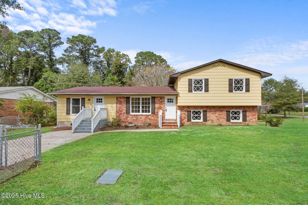 Photo of 406 Carole Drive, Jacksonville, NC 28540 (MLS # 100534316)