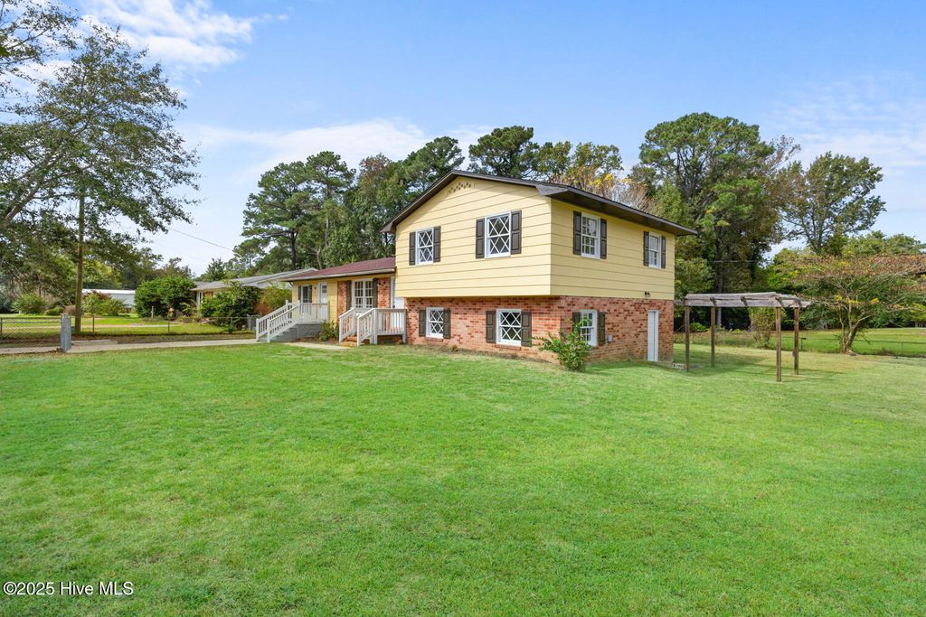 Photo of 406 Carole Drive, Jacksonville, NC 28540 (MLS # 100534316)