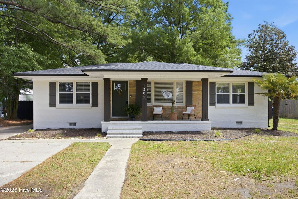Photo of 1305 Washington Street, Washington, NC 27889 (MLS # 100577985)