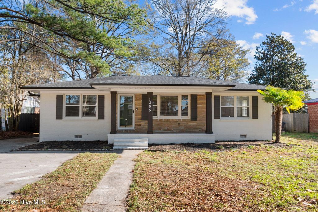 Photo of 1305 Washington Street, Washington, NC 27889 (MLS # 100577985)