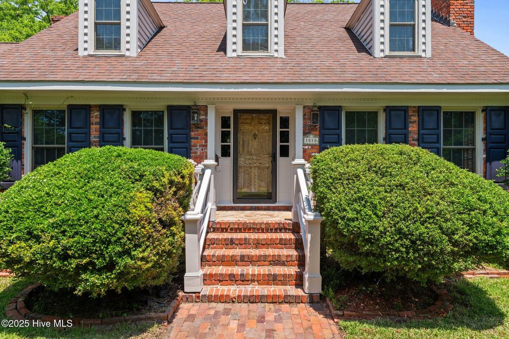 Photo of 1510 Lucerne Way, New Bern, NC 28560 (MLS # 100509290)