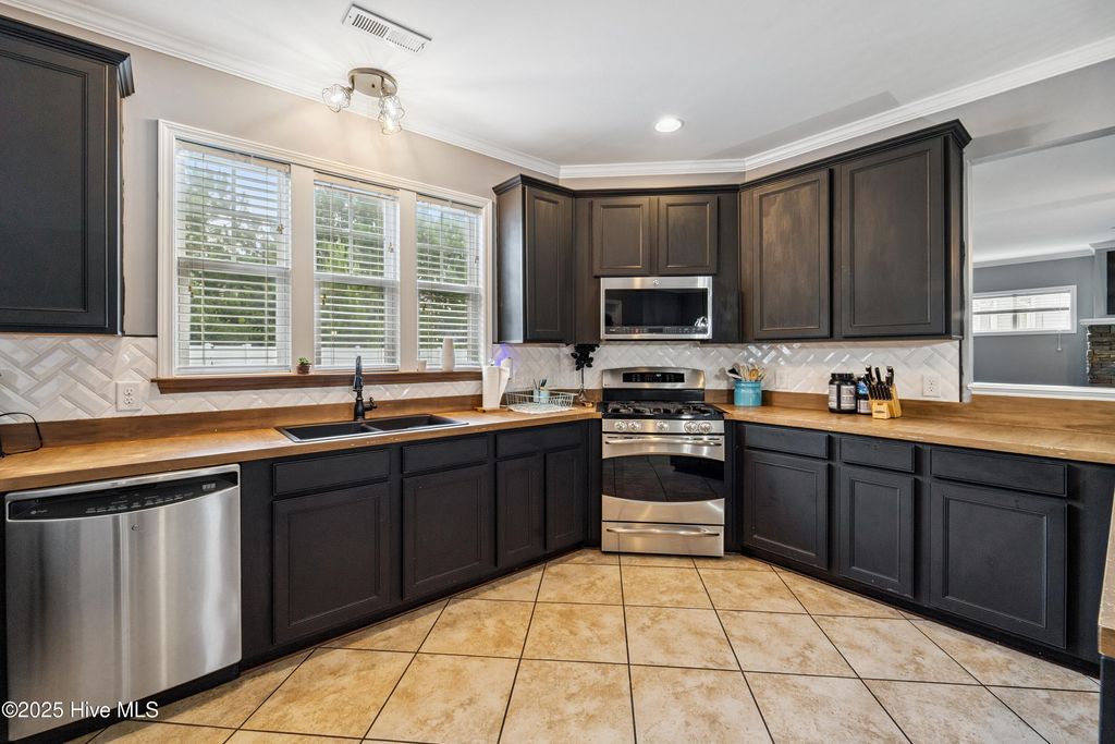 Photo of 507 Walkens Woods Lane, Jacksonville, NC 28546 (MLS # 100516932)
