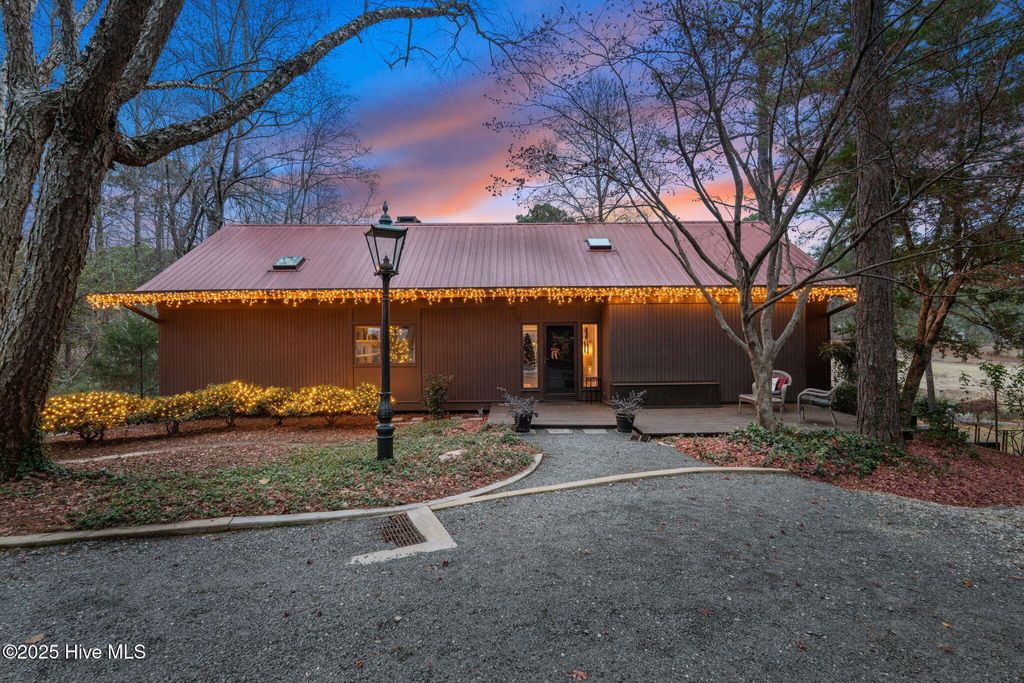 Photo of 31 Cardinal Drive, Whispering Pines, NC 28327 (MLS # 100544116)