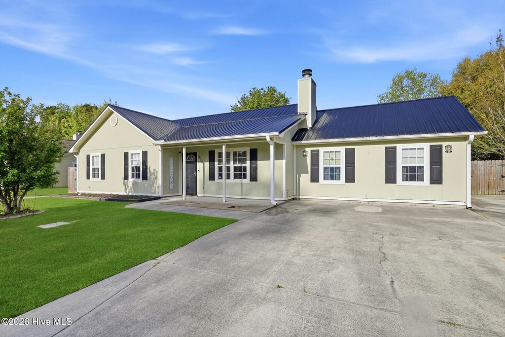 Photo of 108 Foxlair Drive, Hubert, NC 28539 (MLS # 100558935)