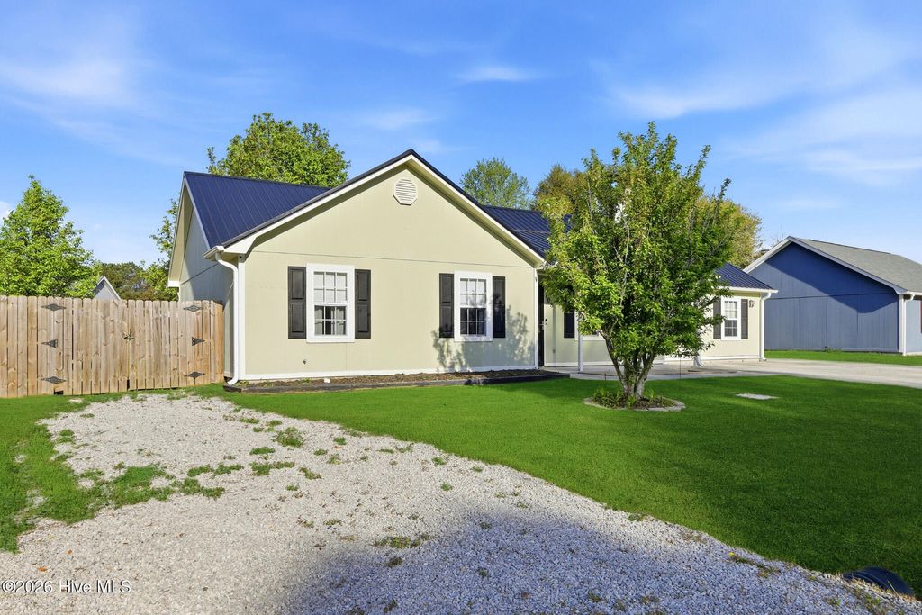 Photo of 108 Foxlair Drive, Hubert, NC 28539 (MLS # 100558935)