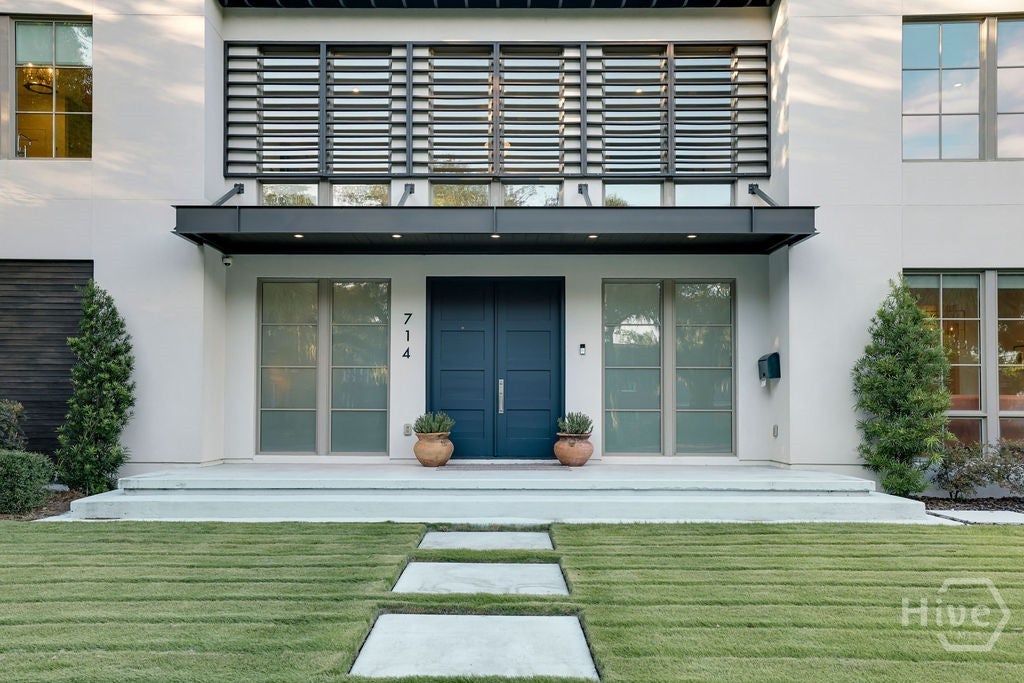 714 E Victory Drive