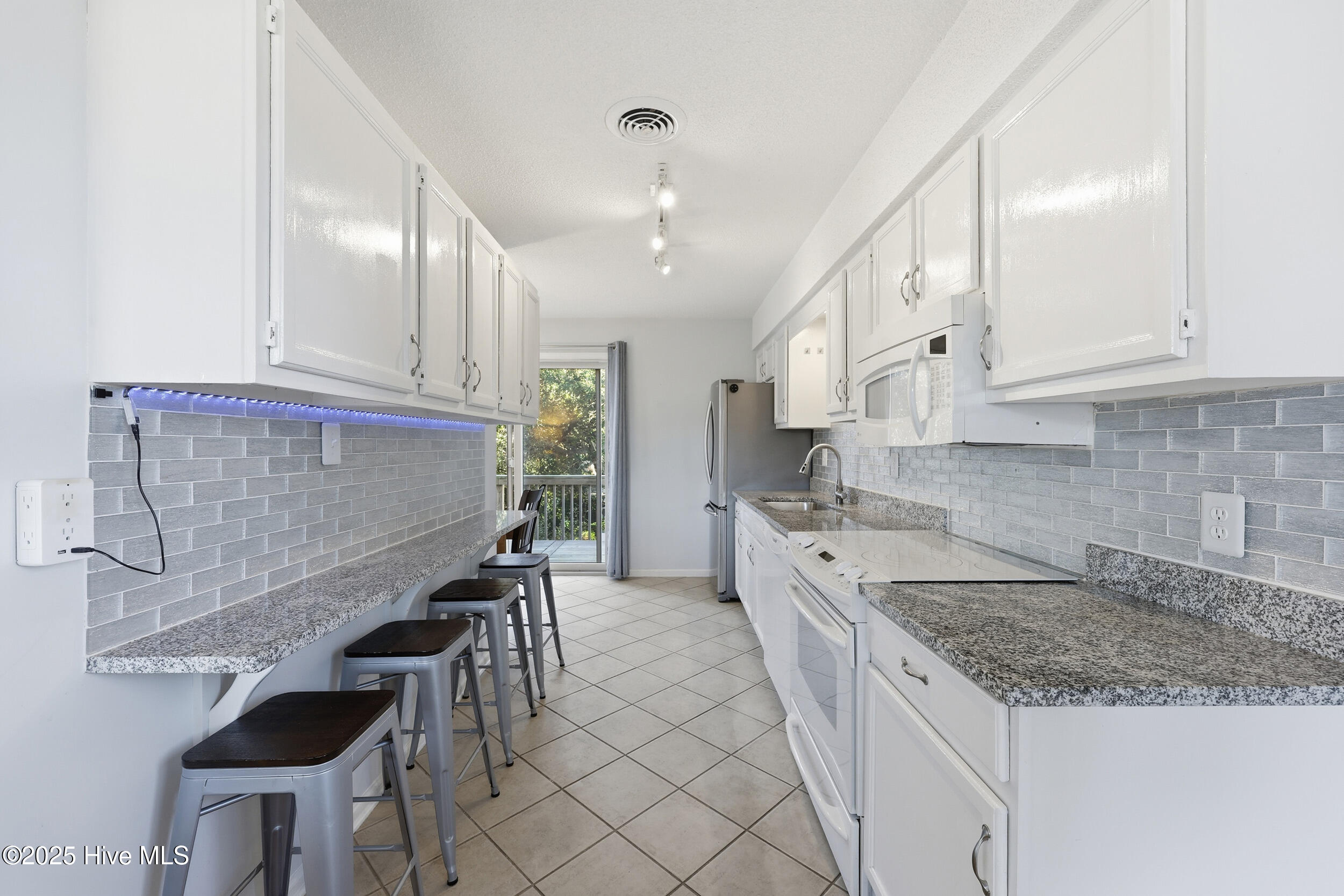 Duck, North Carolina 27949, United States, 2 Bedrooms Bedrooms, ,3 BathroomsBathrooms,Residential,Active,255877