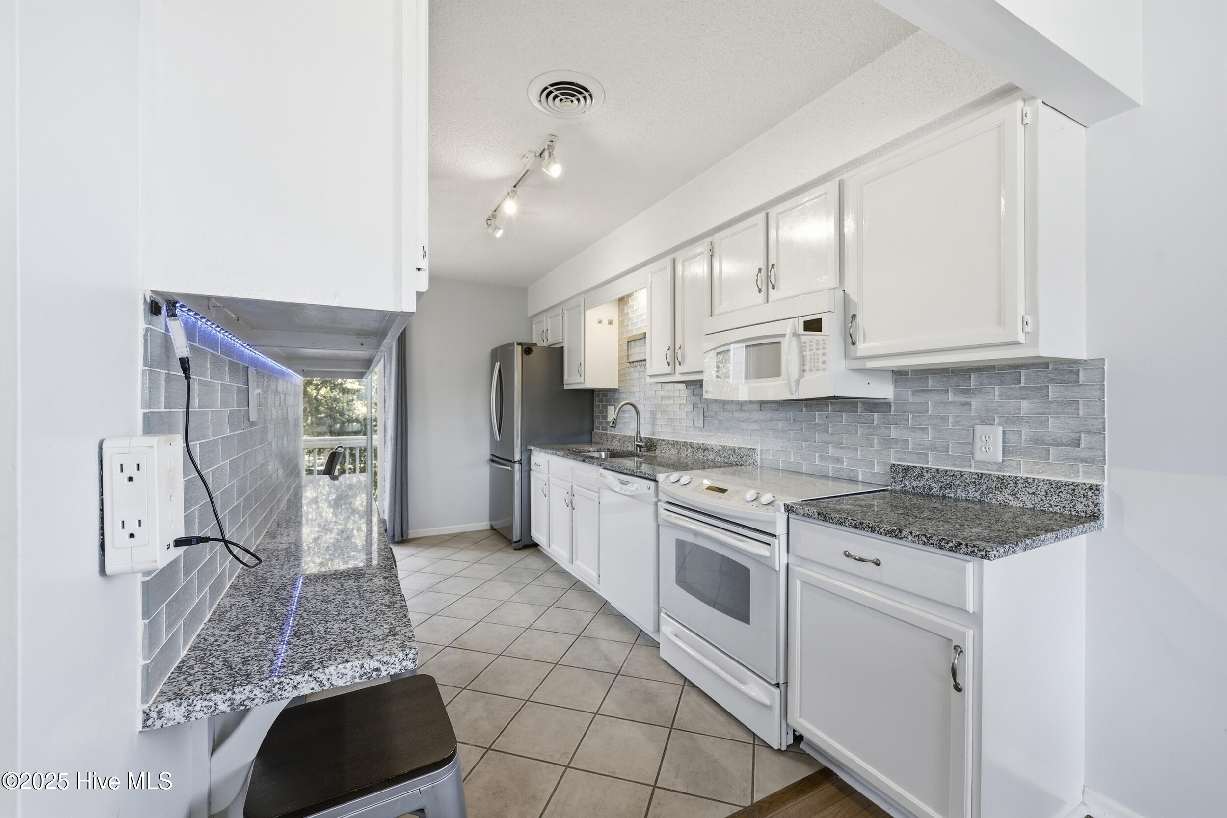 Duck, North Carolina 27949, United States, 2 Bedrooms Bedrooms, ,3 BathroomsBathrooms,Residential,Active,255877