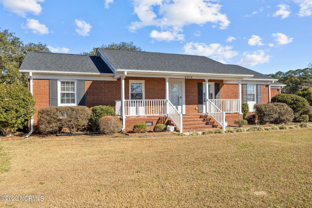 Photo of 4015 Freedom Way, Hubert, NC 28539 (MLS # 100595483)