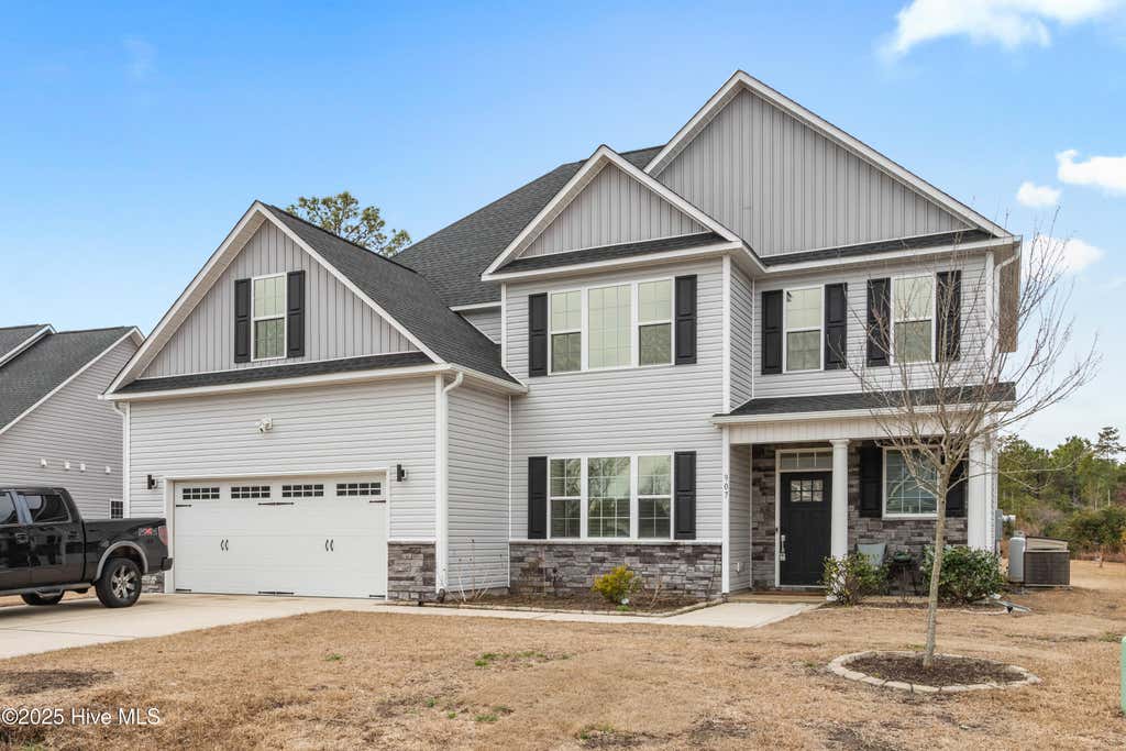 Photo of 907 Needlerush Road, Sneads Ferry, NC 28460 (MLS # 100599253)