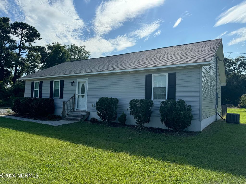 Photo of 193 Oyster Lane, Hubert, NC 28539 (MLS # 100551441)