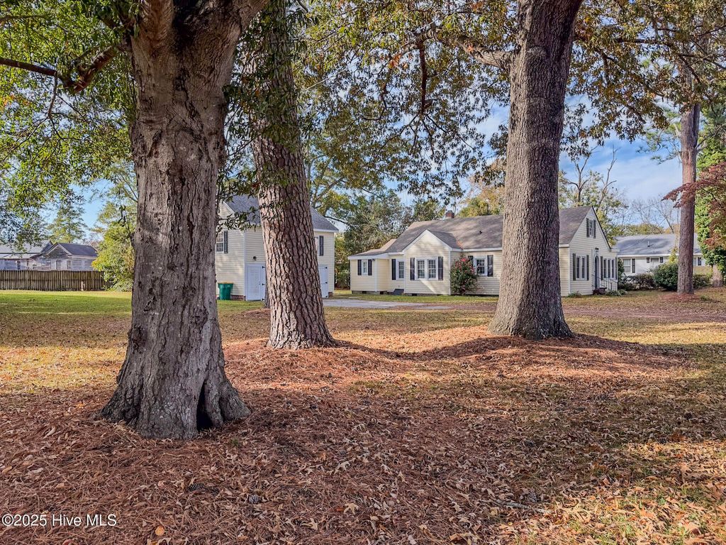 Photo of 1603 N Mcmillan Avenue, Lumberton, NC 28358 (MLS # 100542160)