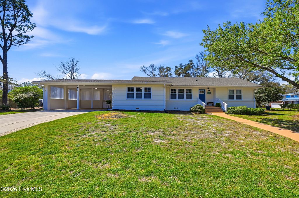 Photo of 102 S Fodale Avenue, Southport, NC 28461 (MLS # 100570502)