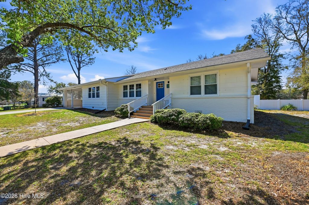 Photo of 102 S Fodale Avenue, Southport, NC 28461 (MLS # 100570502)