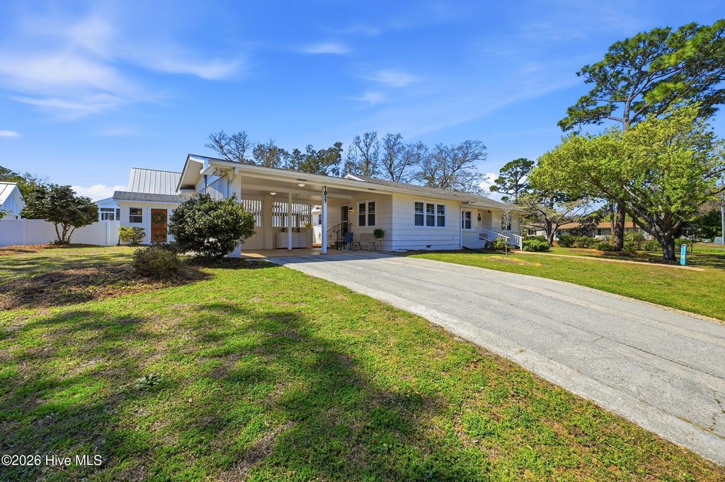 Photo of 102 S Fodale Avenue, Southport, NC 28461 (MLS # 100570502)