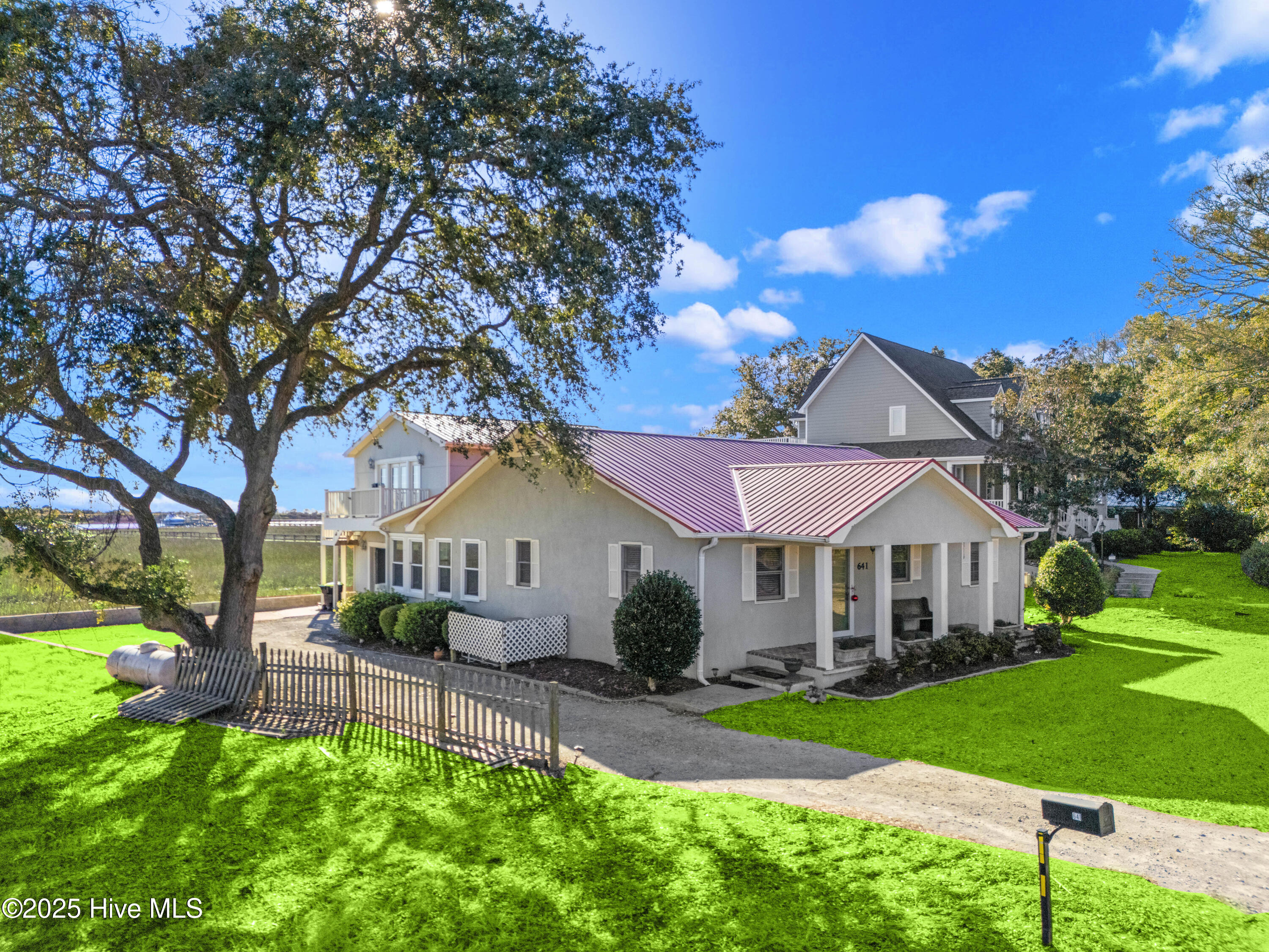 641 Shoreline Drive W