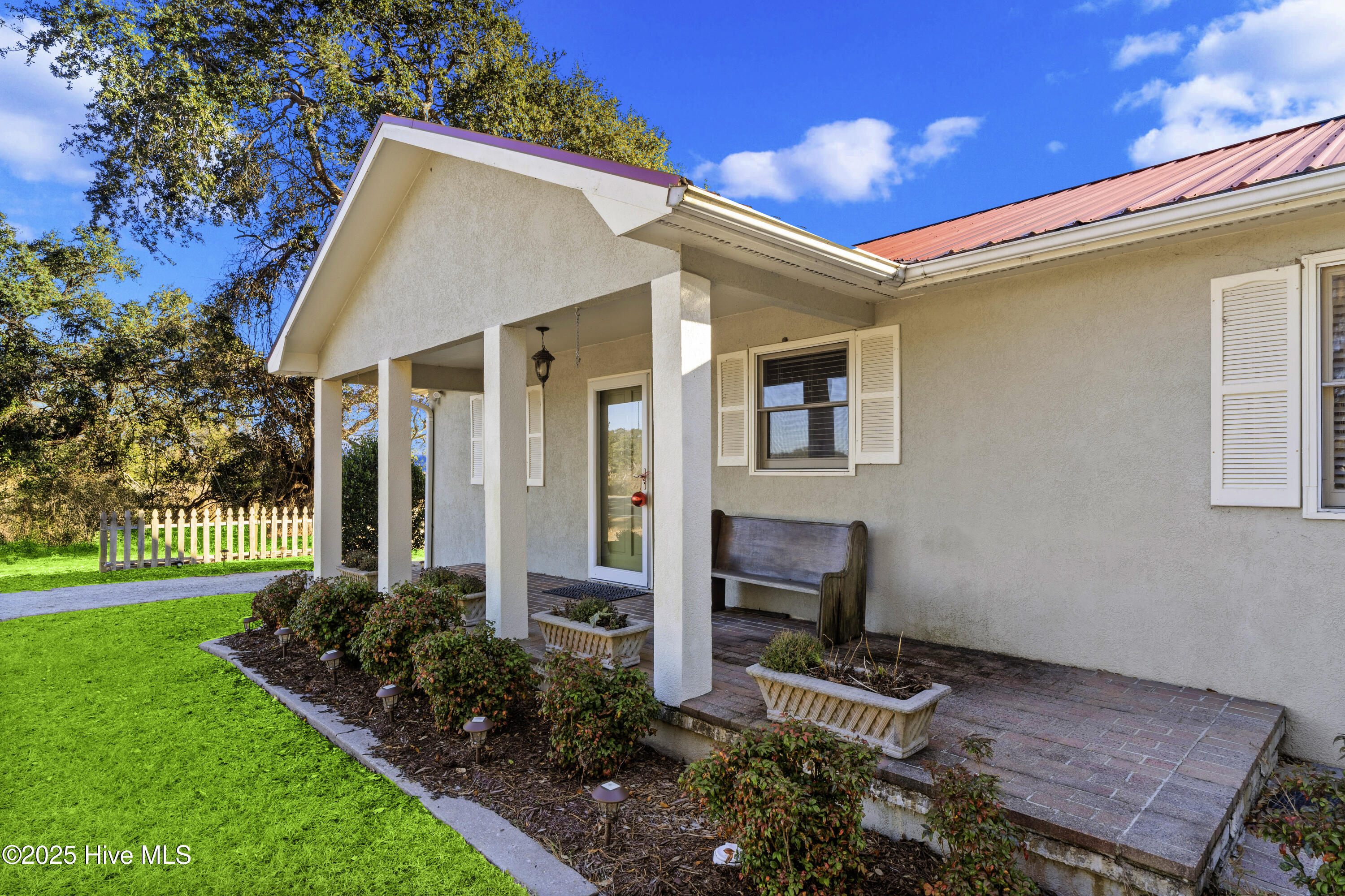 641 Shoreline Drive W