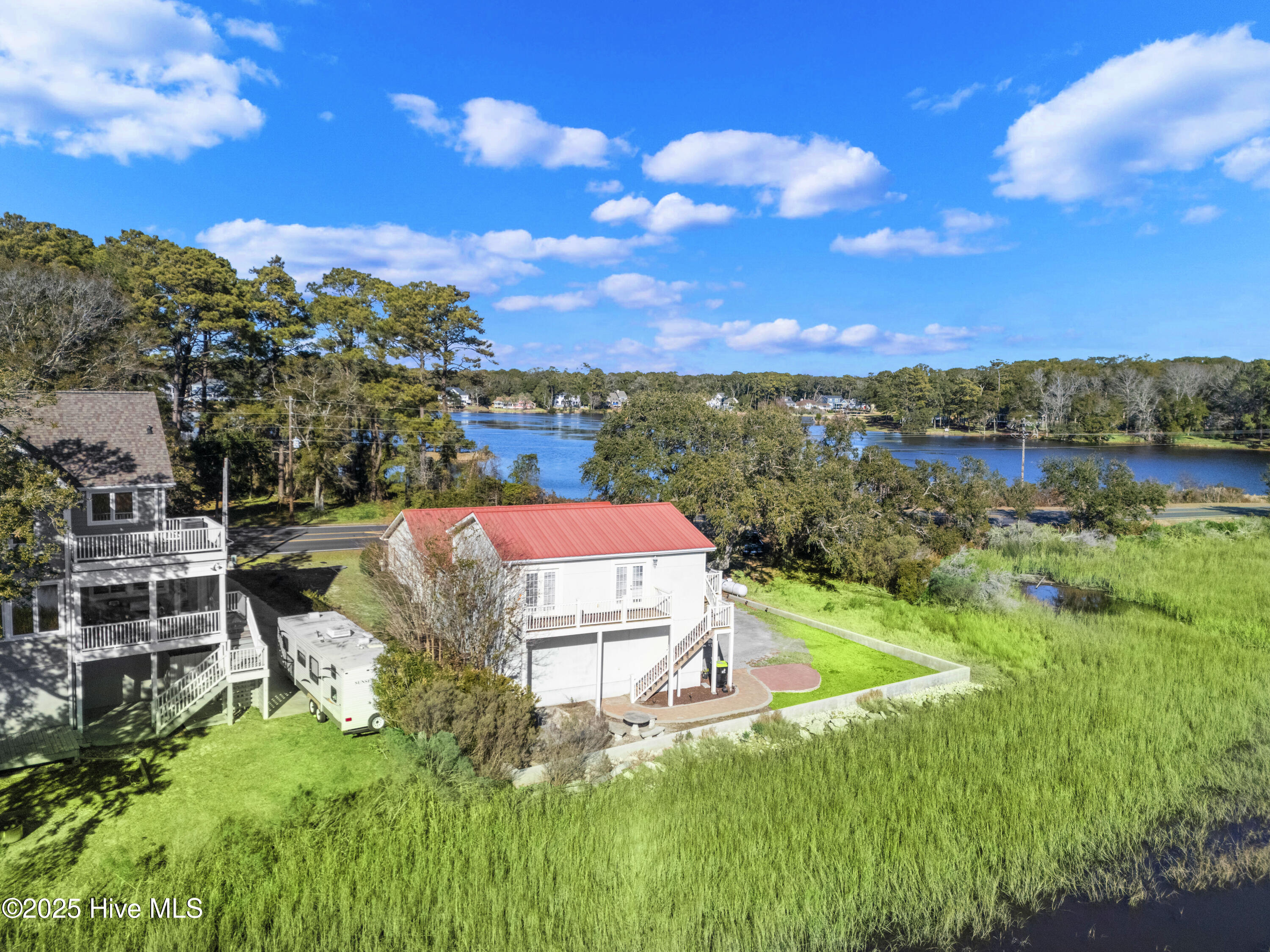 641 Shoreline Drive W