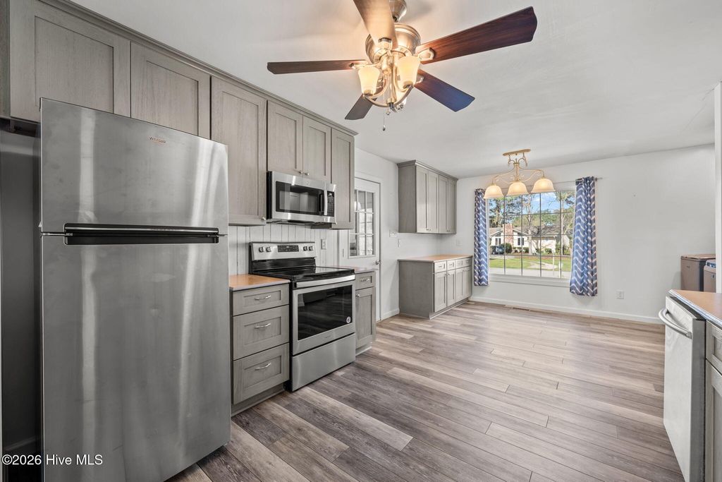 Photo of 108 Starboard Drive, New Bern, NC 28562 (MLS # 100560983)