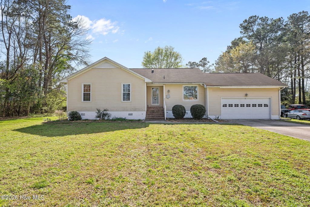 Photo of 108 Starboard Drive, New Bern, NC 28562 (MLS # 100560983)