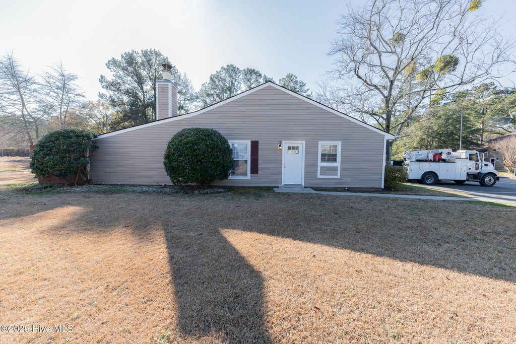 Photo of 112 Palace Circle, Jacksonville, NC 28546 (MLS # 100546793)
