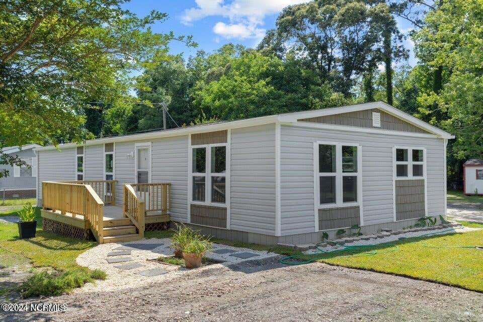 Photo of 308 Queens Road, Hubert, NC 28539 (MLS # 100586974)