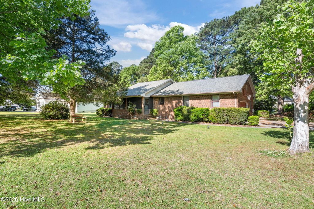 Photo of 4802 Meadow Court Drive, New Bern, NC 28562 (MLS # 100569140)