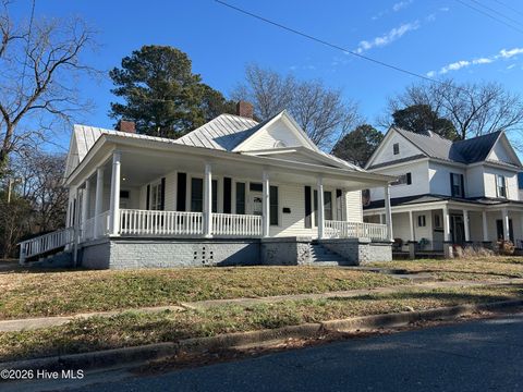 Homes For Sale - 208 W College Street<br/> Mount Olive, NC 28365