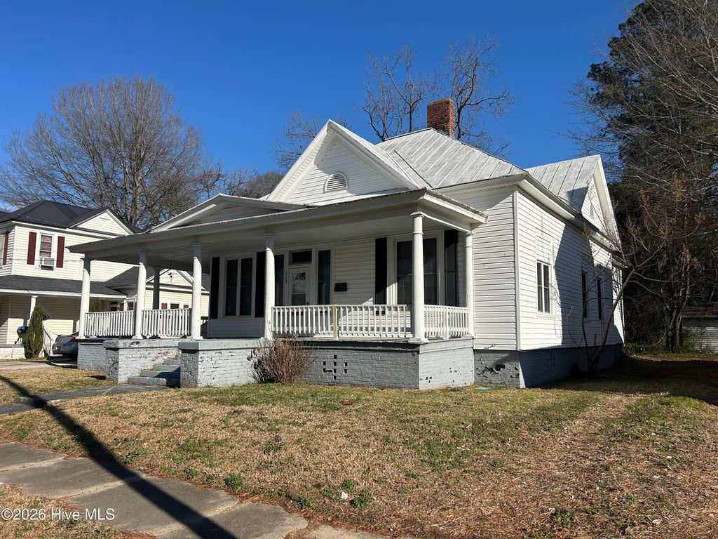 Photo of 208 W College Street, Mount Olive, NC 28365 (MLS # 100555172)