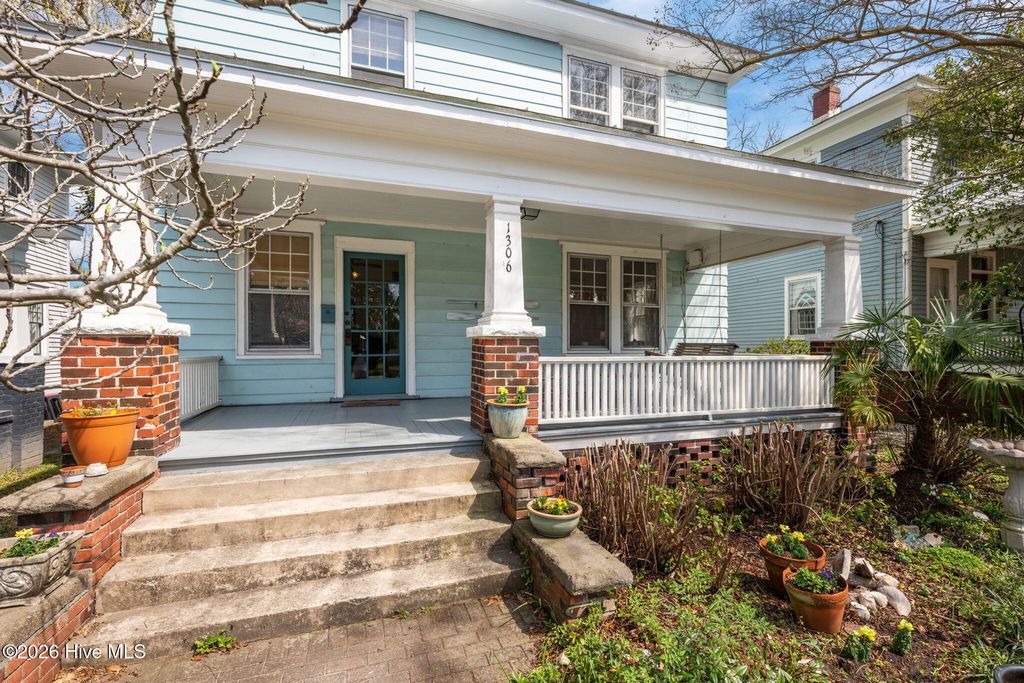 Photo of 1306 National Avenue, New Bern, NC 28560 (MLS # 100559954)