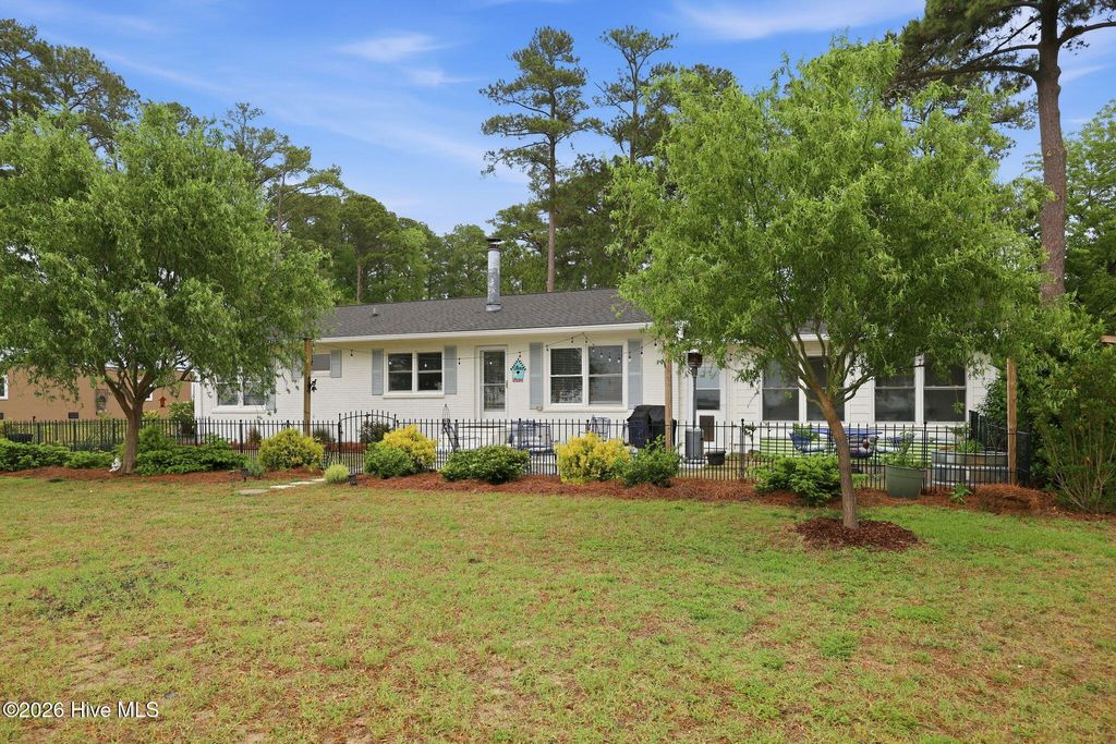 Photo of 304 Sunnyside Drive, Washington, NC 27889 (MLS # 100573289)