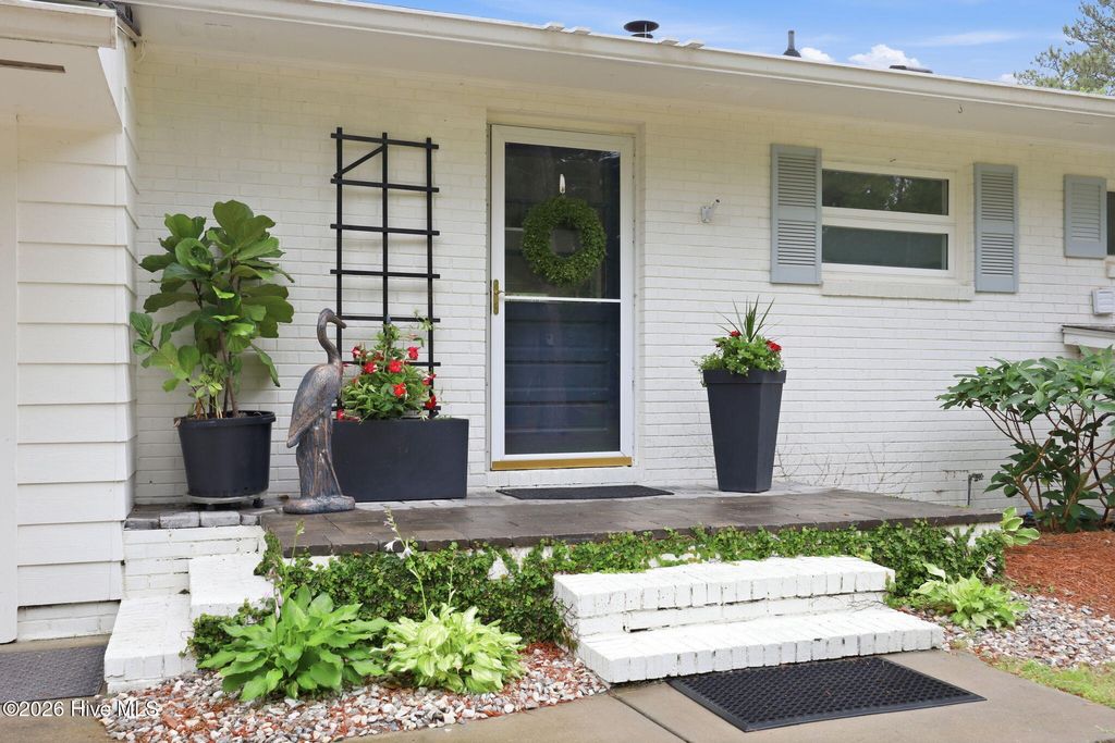 Photo of 304 Sunnyside Drive, Washington, NC 27889 (MLS # 100573289)
