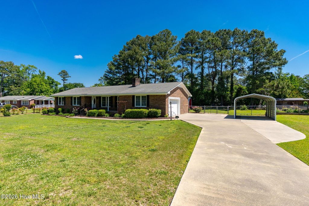 Photo of 406 Richlands Loop Road, Richlands, NC 28574 (MLS # 100571883)