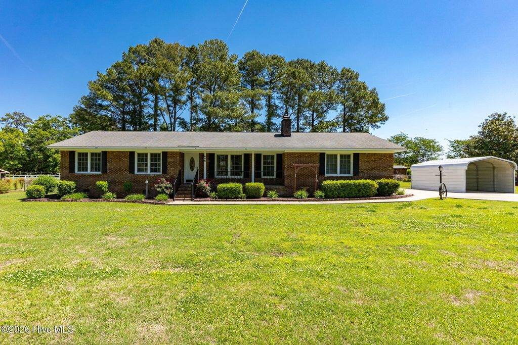 Photo of 406 Richlands Loop Road, Richlands, NC 28574 (MLS # 100571883)