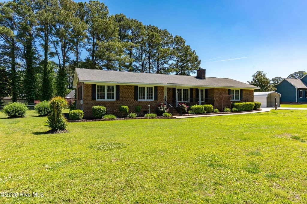 Photo of 406 Richlands Loop Road, Richlands, NC 28574 (MLS # 100571883)