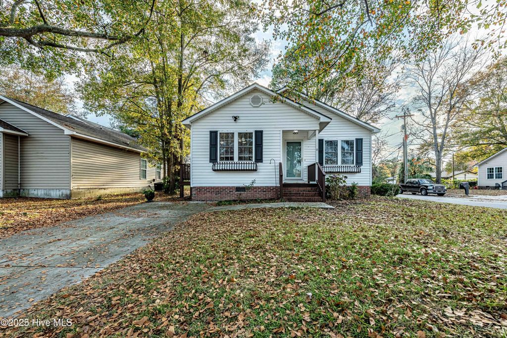 Photo of 131 Cox Avenue, Jacksonville, NC 28540 (MLS # 100533305)