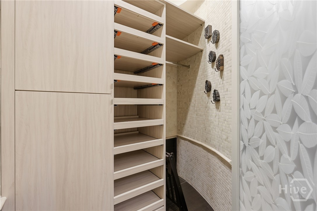 Savannah, Georgia 31401, United States, 1 Bedroom Bedrooms, ,2 BathroomsBathrooms,Residential,Active,255408