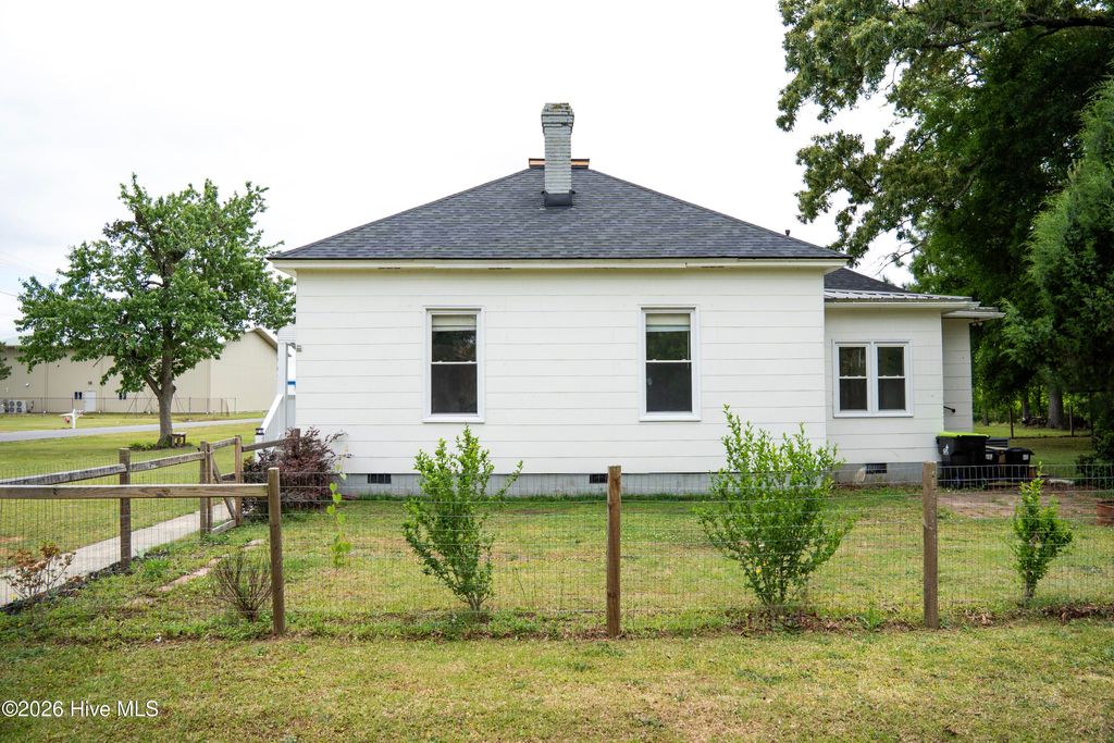 Photo of 902 Jenkins Avenue, Maysville, NC 28555 (MLS # 100571078)