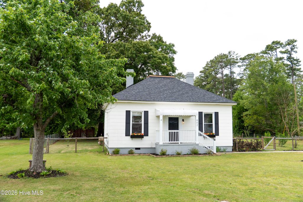 Photo of 902 Jenkins Avenue, Maysville, NC 28555 (MLS # 100571078)
