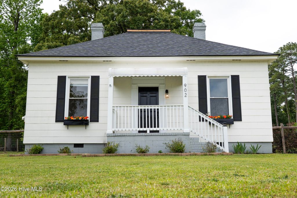 Photo of 902 Jenkins Avenue, Maysville, NC 28555 (MLS # 100571078)
