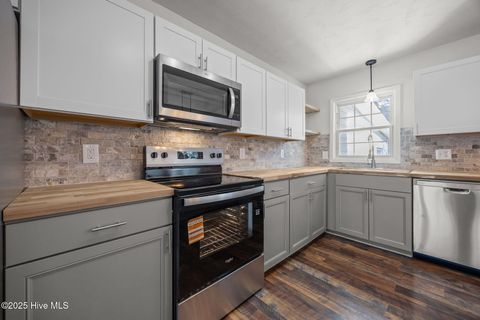 Tiny photo for 504 Oakwood Avenue, Jacksonville, NC 28546 (MLS # 100544874)