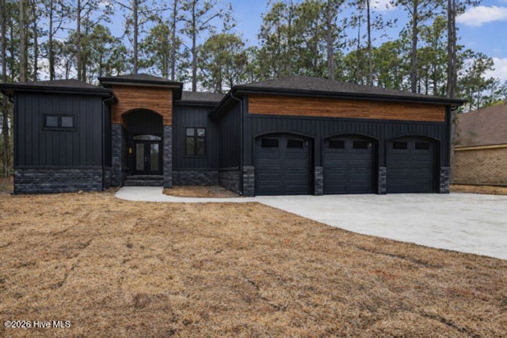 Photo of 922 Crooked Creek Drive, New Bern, NC 28560 (MLS # 100562720)