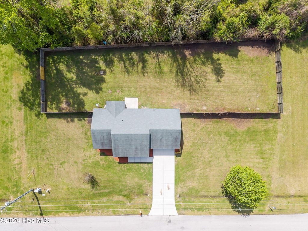 Photo of 100 Woodbury Farm Drive, Jacksonville, NC 28540 (MLS # 100565884)