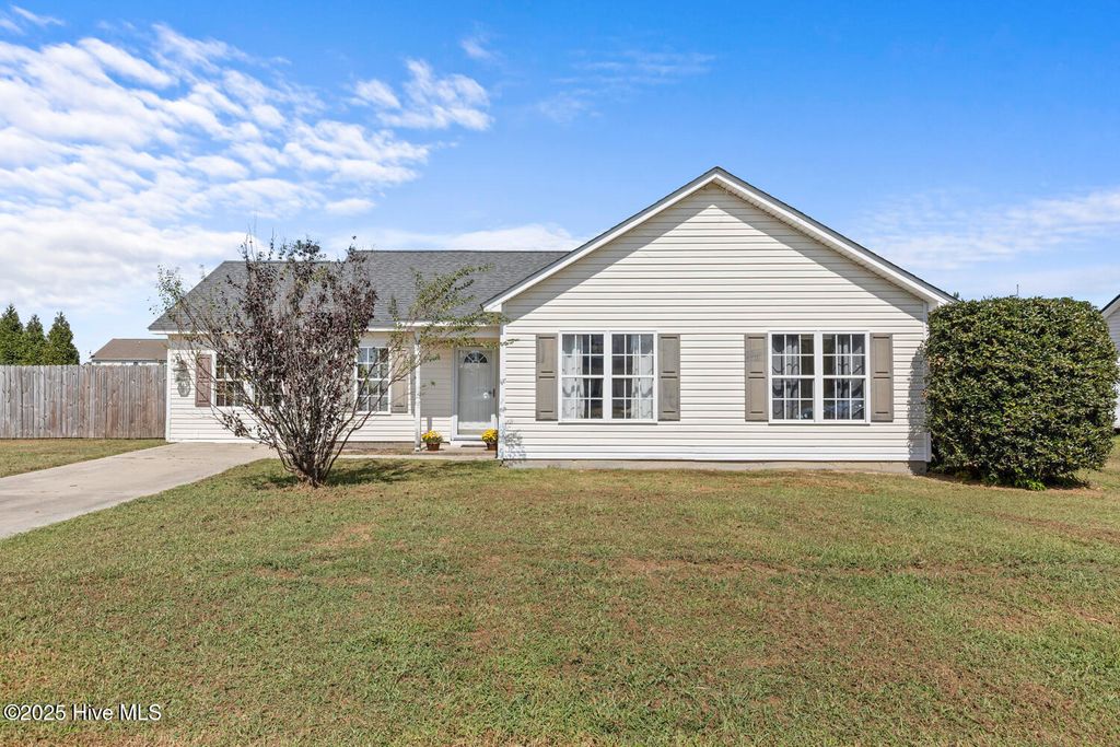 Photo of 107 Airleigh Place, Richlands, NC 28574 (MLS # 100534635)