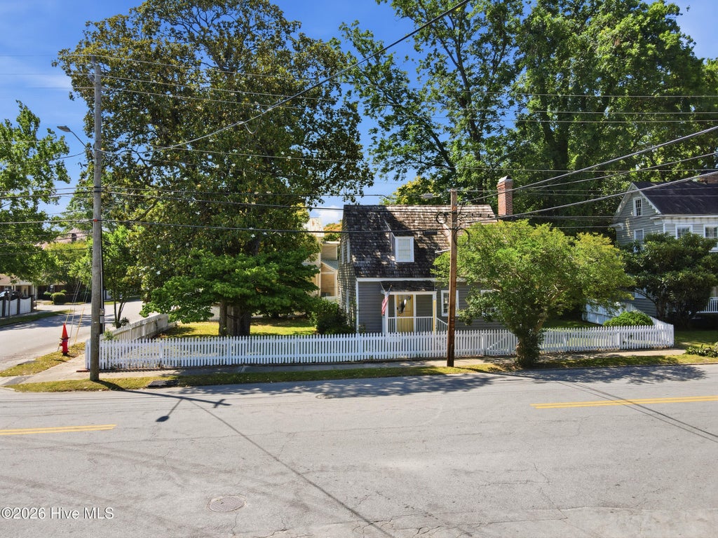 Photo of 403 Queen Street, New Bern, NC 28560 (MLS # 100583112)