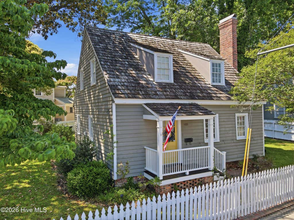 Photo of 403 Queen Street, New Bern, NC 28560 (MLS # 100583112)