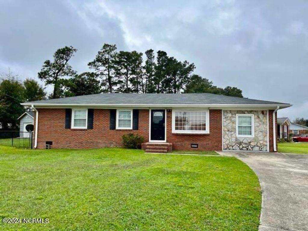 Photo of 34 Berkshire Drive, Jacksonville, NC 28546 (MLS # 100572959)