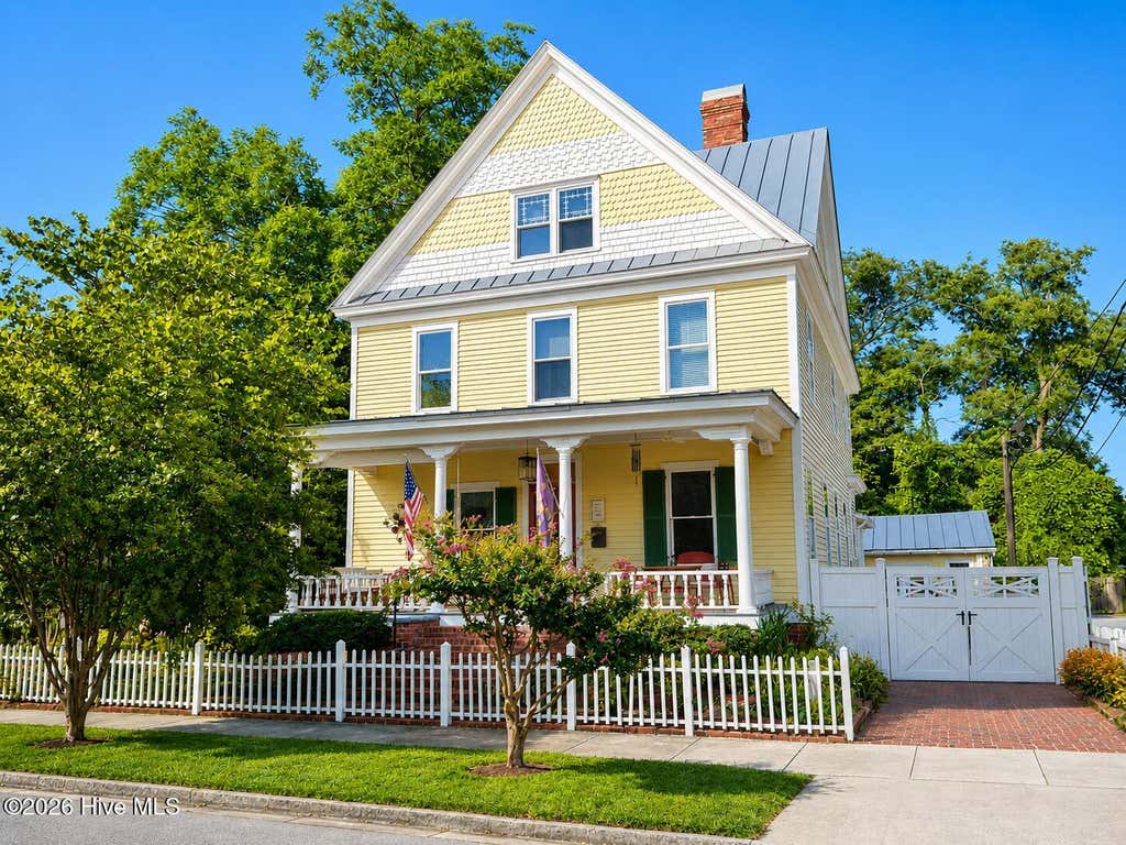 Photo of 512 Middle Street, New Bern, NC 28560 (MLS # 100593015)