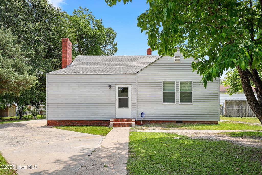 Photo of 214 Arlington Circle, Greenville, NC 27834 (MLS # 100513147)